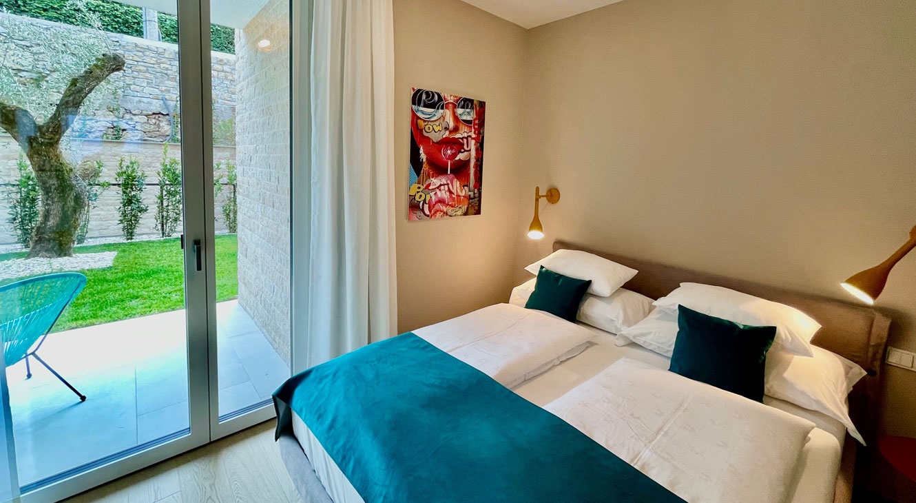 teaser-6-schlafzimmer-blau-luxus-ferienwohnung-gardasee